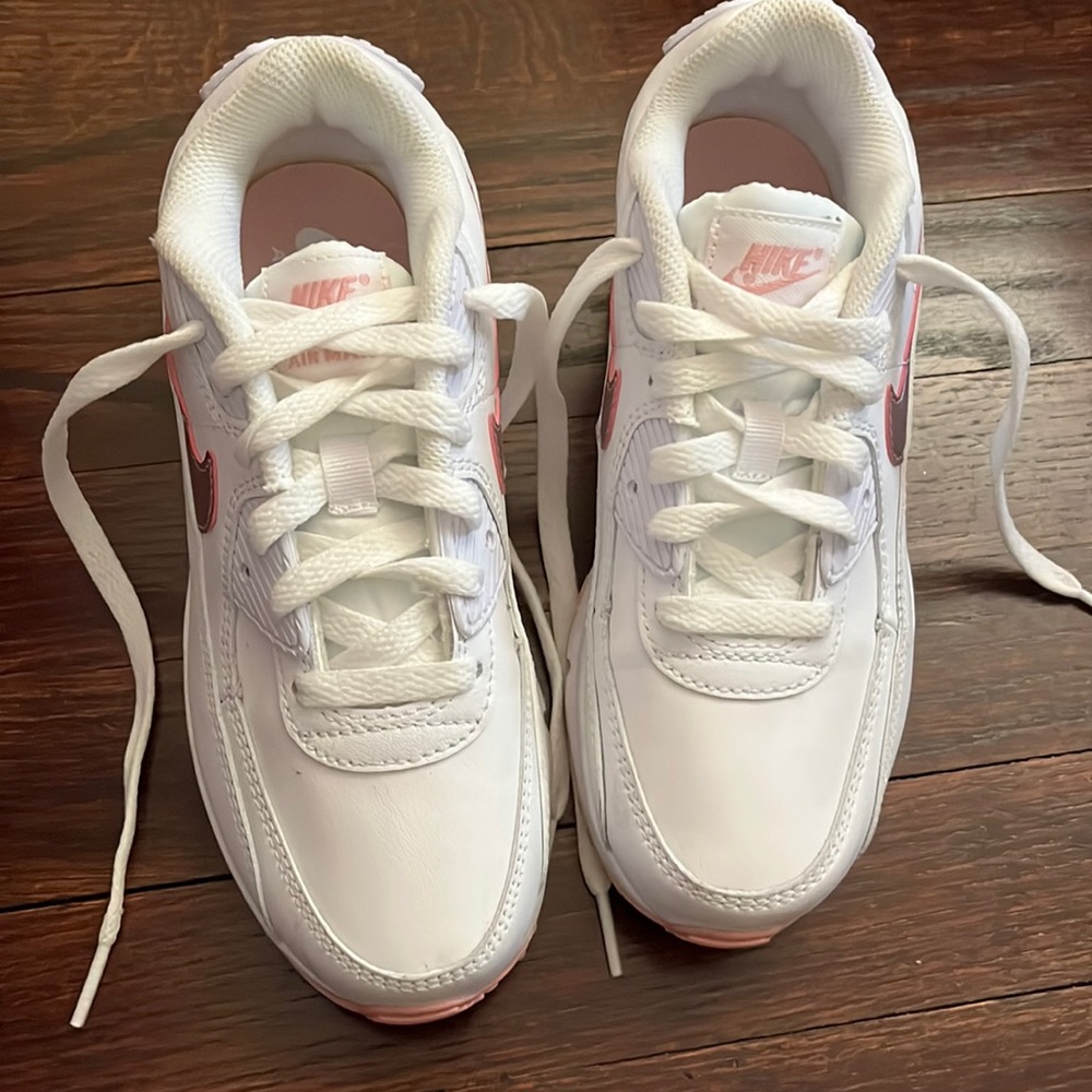 NEW ALERT!! NIKE AIR MAX IN PINK